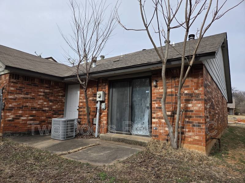 House for rent at 8910 Oak Valley Dr, Oklahoma City, OK 73110