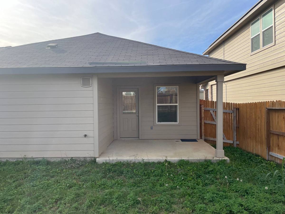 House for rent at 324 Middle Green Loop, Floresville, TX 78114