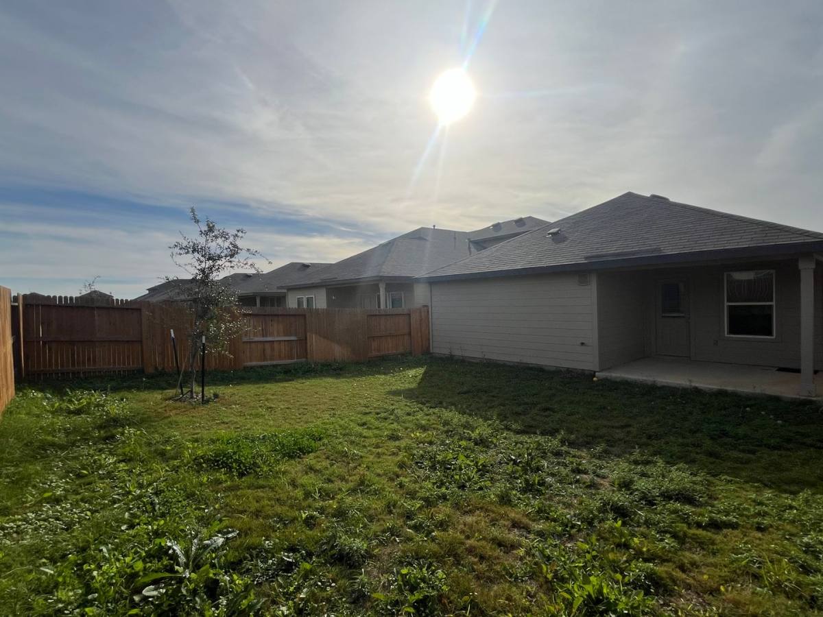 House for rent at 324 Middle Green Loop, Floresville, TX 78114