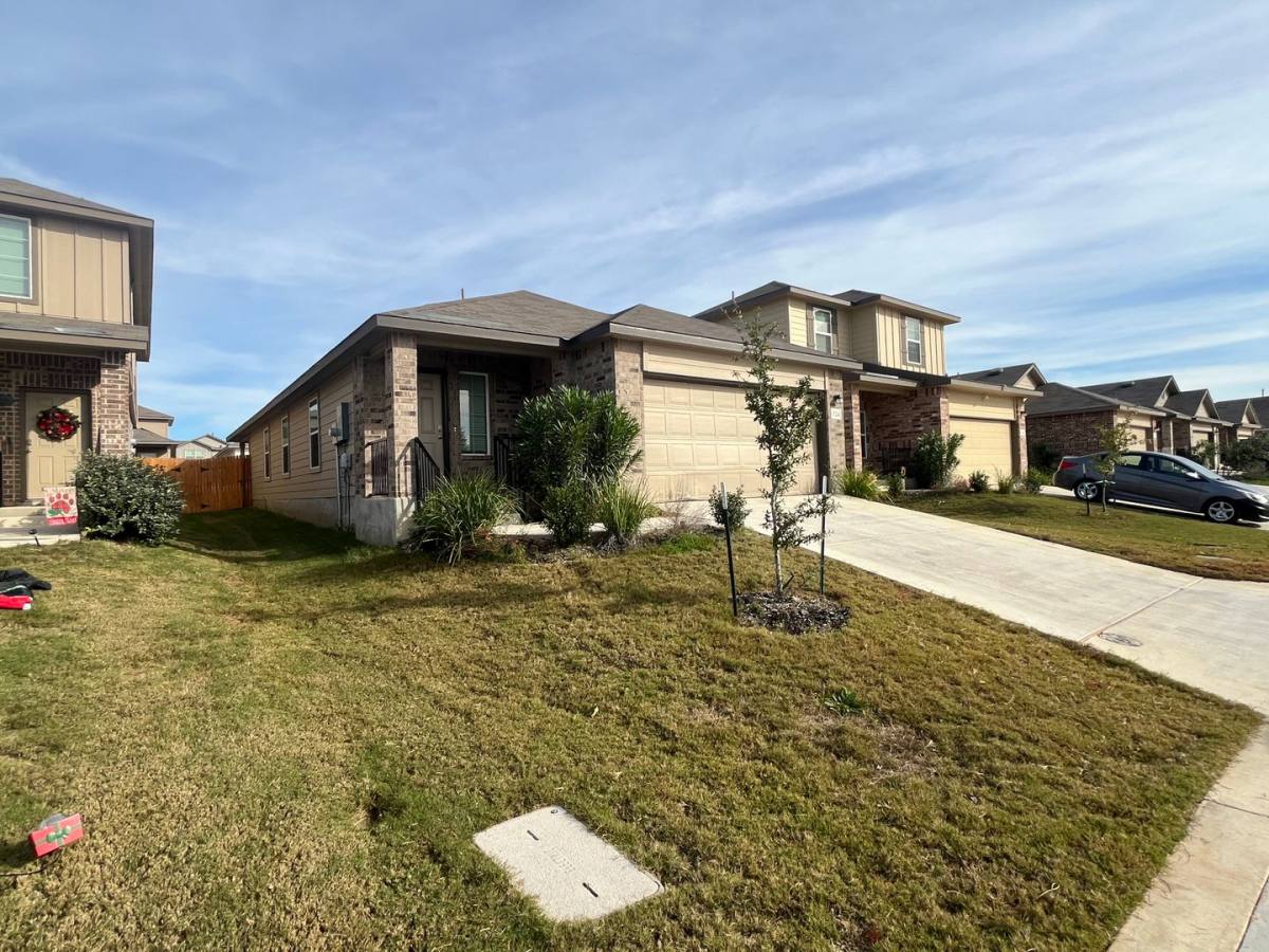 House for rent at 324 Middle Green Loop, Floresville, TX 78114