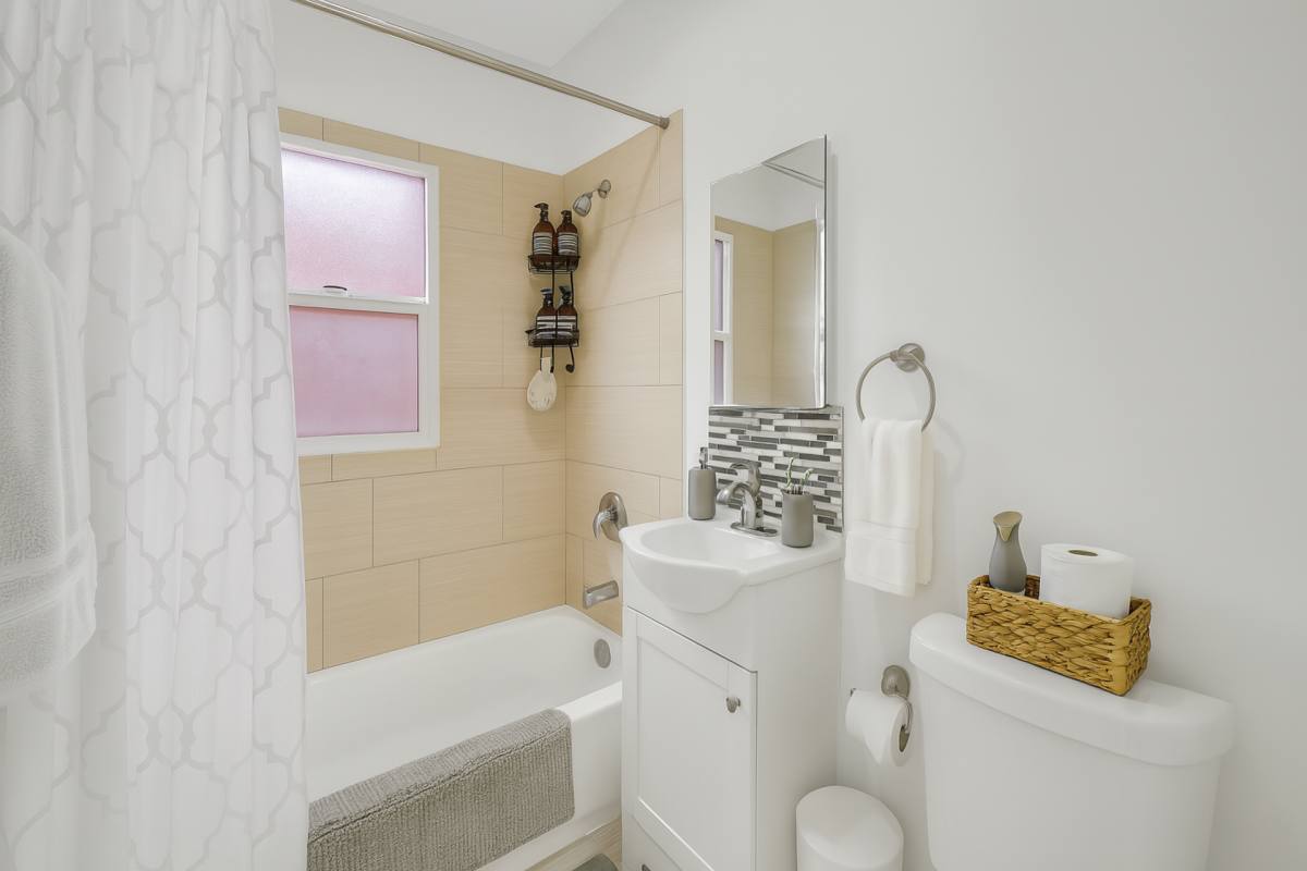 Apartment for rent at 401 S Kenmore Ave, Los Angeles, CA 90020