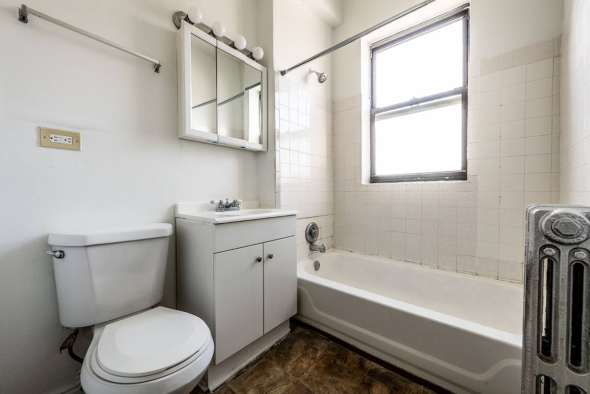 Apartment for rent at 5854 S Michigan Ave, Chicago, IL 60637