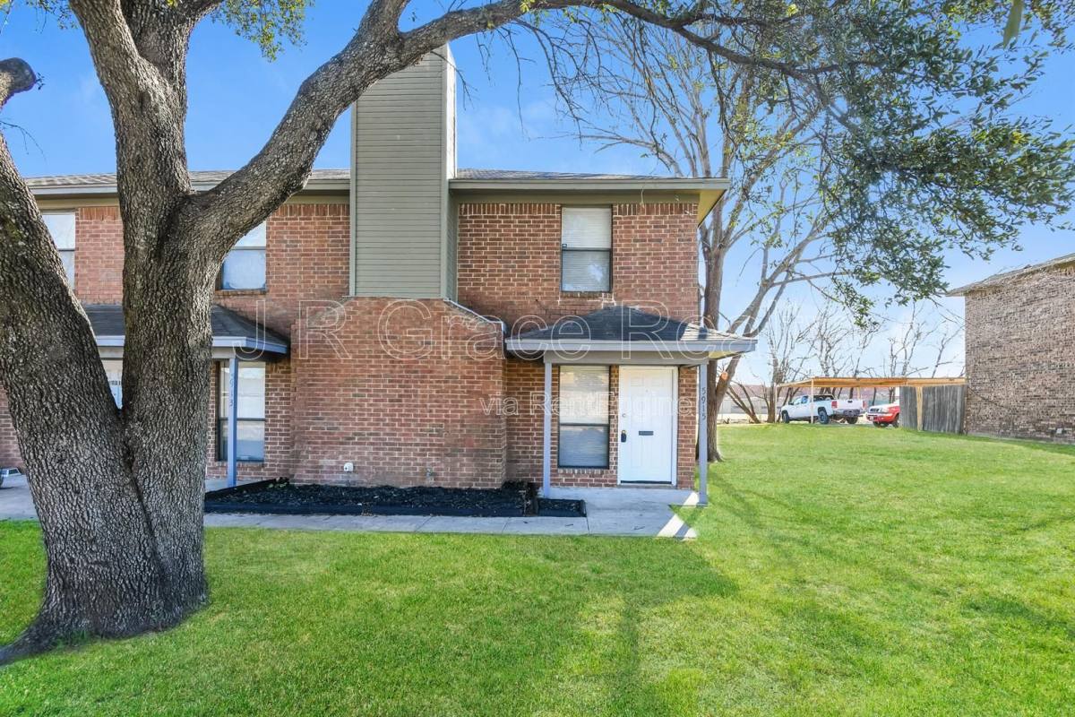 Townhouse for rent at 5915 Shadydell Dr, Fort Worth, TX 76135