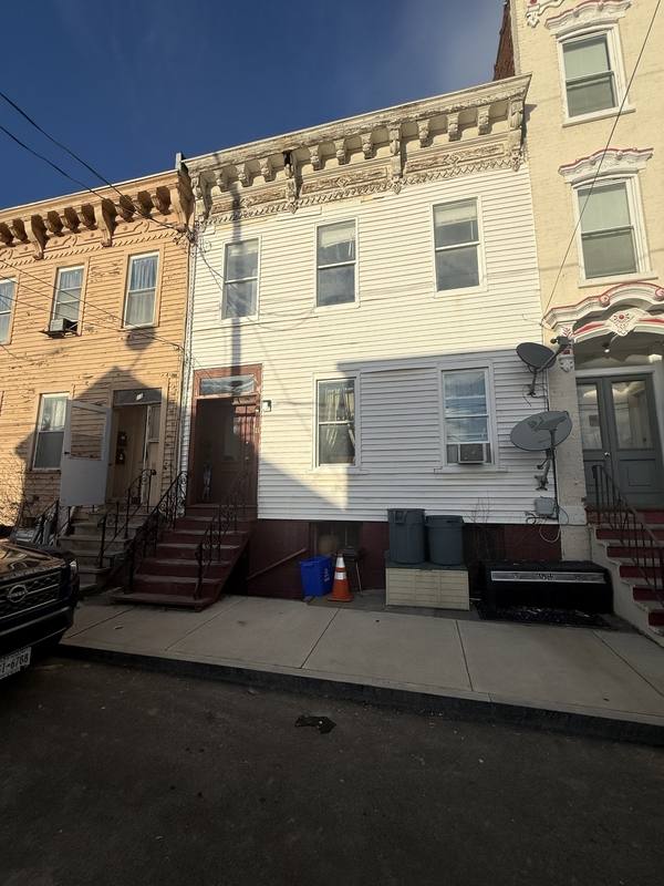 Apartment for rent at 11 Osborne St #2, Albany, NY 12202