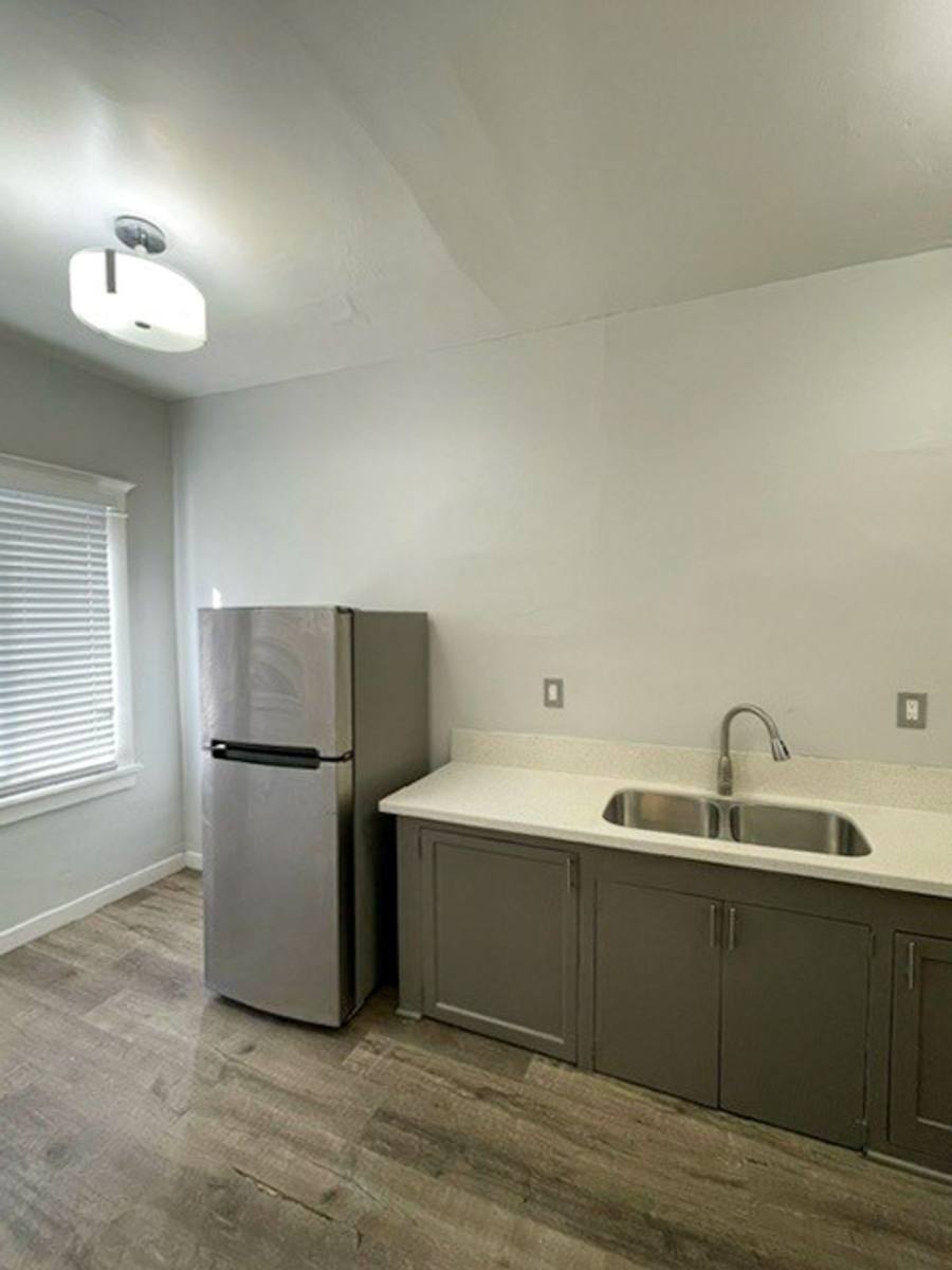 Apartment for rent at 636 Chestnut Ave, Long Beach, CA 90802