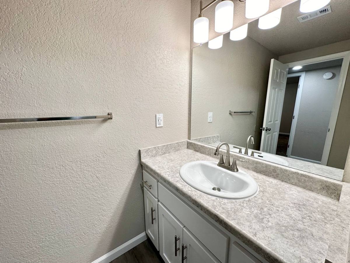 Apartment for rent at 400 W Gettysburg Ave, Clovis, CA 93612