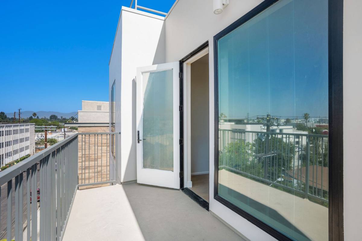 Apartment for rent at 5320 Cartwright Ave, North Hollywood, CA 91601