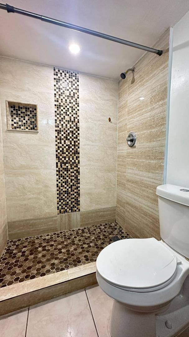 Apartment for rent at 606 W 81st St #305, Hialeah, FL 33014