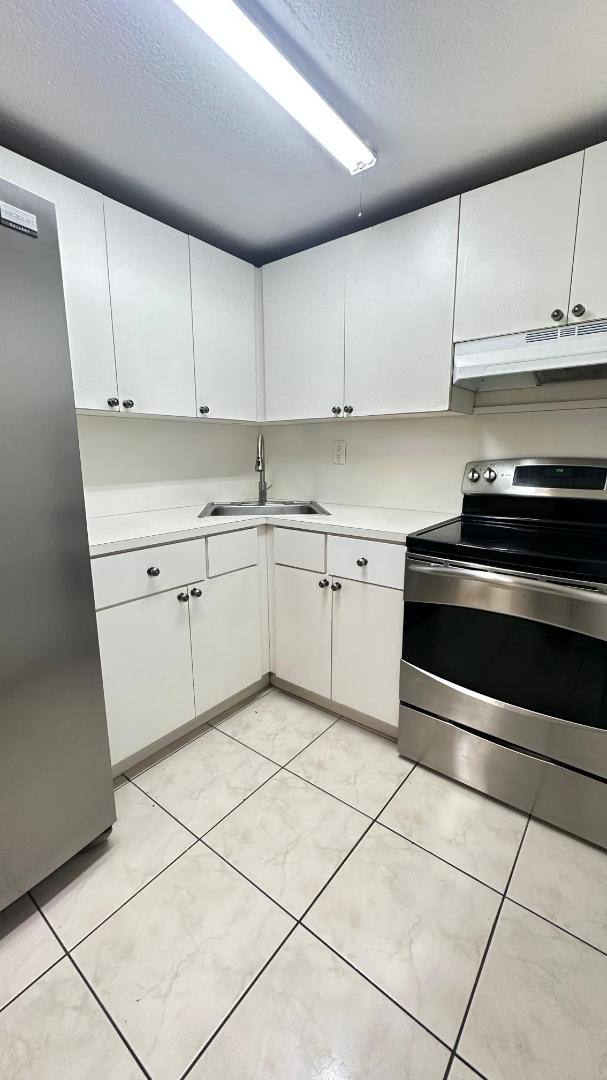 Apartment for rent at 606 W 81st St #305, Hialeah, FL 33014