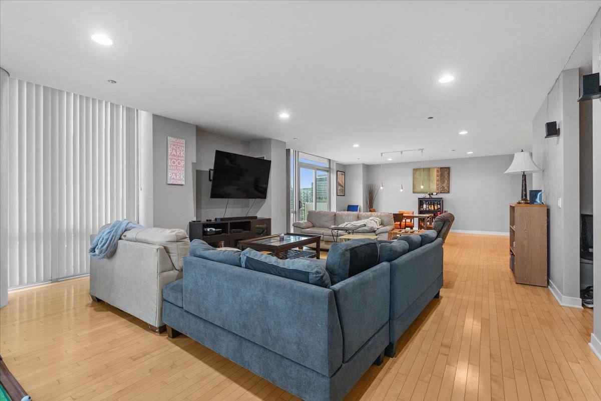 Apartment for rent at 737 W Washington Blvd #1301, Chicago, IL 60661