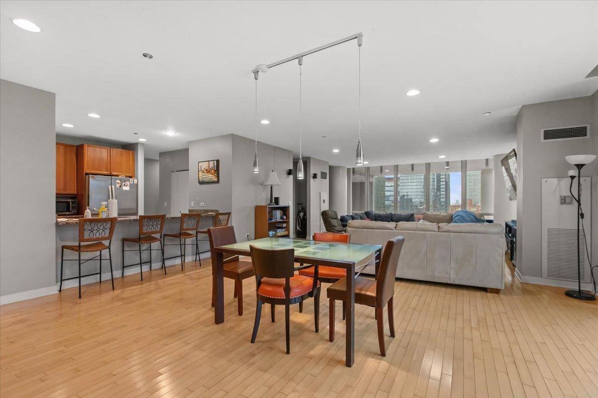 Apartment for rent at 737 W Washington Blvd #1301, Chicago, IL 60661
