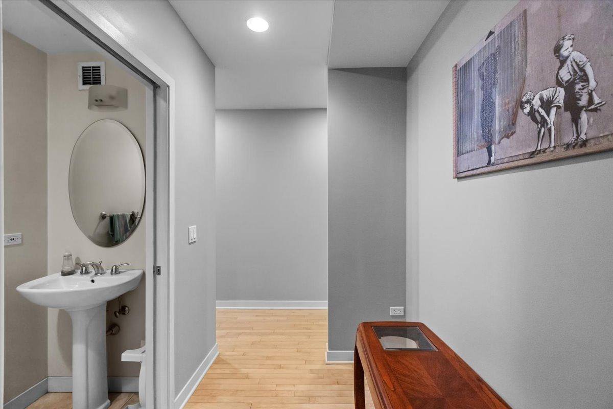 Apartment for rent at 737 W Washington Blvd #1301, Chicago, IL 60661