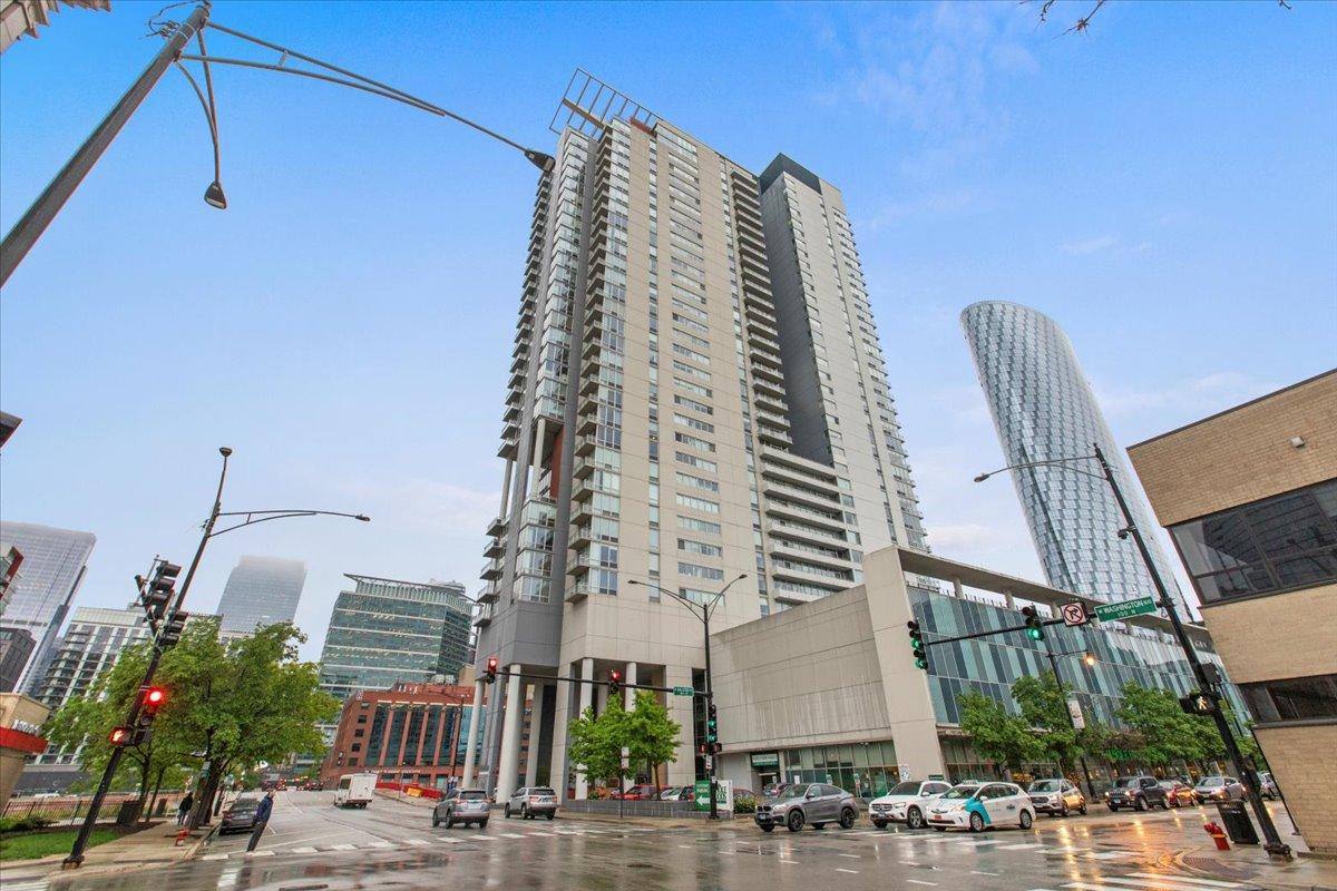 Apartment for rent at 737 W Washington Blvd #1301, Chicago, IL 60661