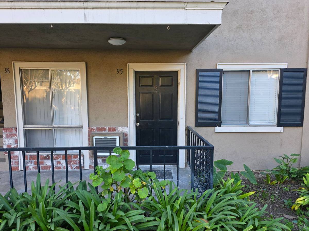 Apartment for rent at 660 S Glassell St, Orange, CA 92866