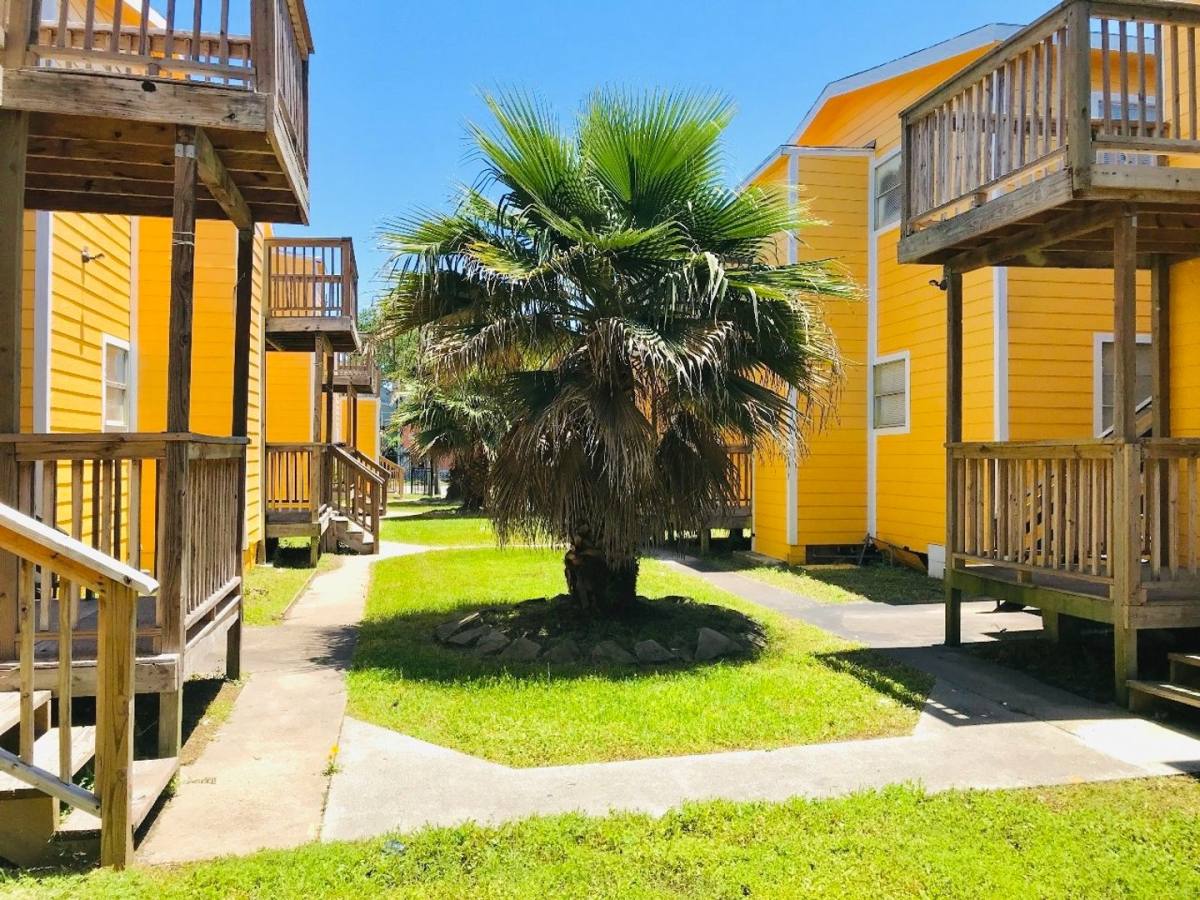 Apartment for rent at 2711 Ave K, Galveston, TX 77550