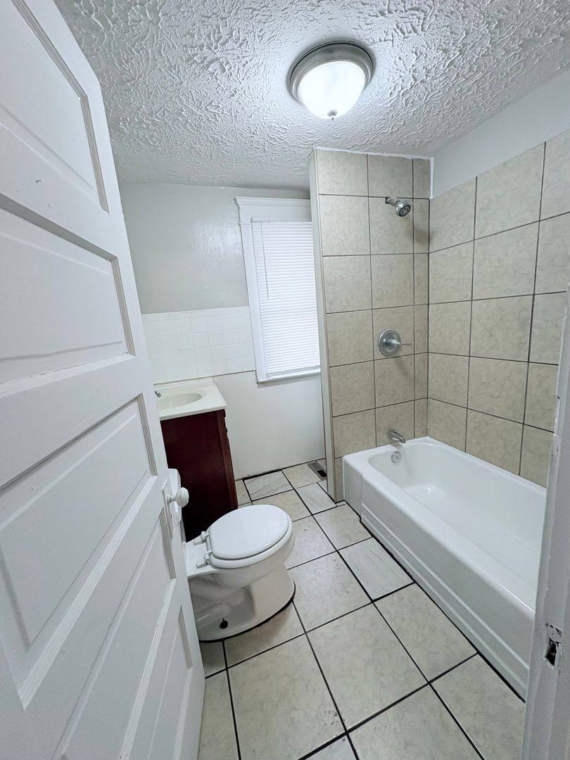Apartment for rent at 1741 W Market St, Warren, OH 44485