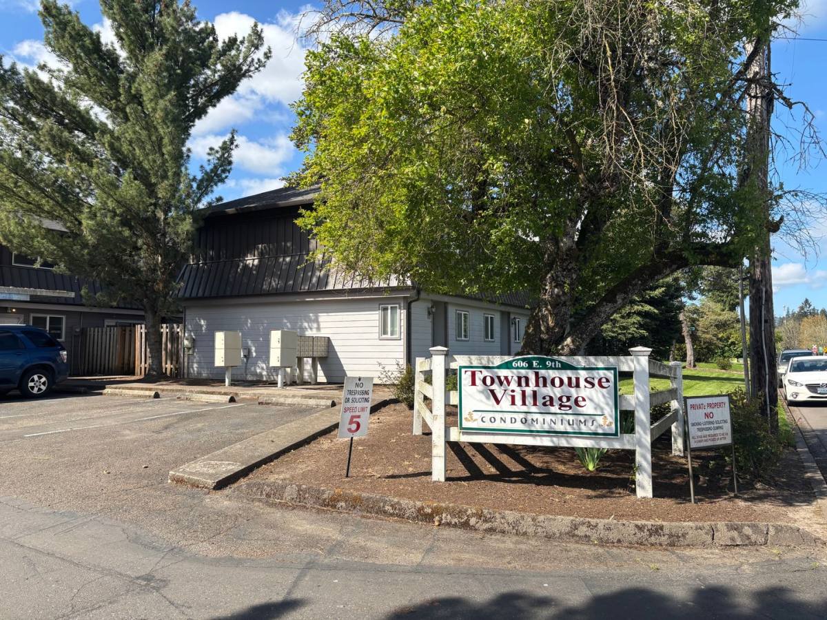 Townhouse for rent at 606 E Ninth St, Newberg, OR 97132