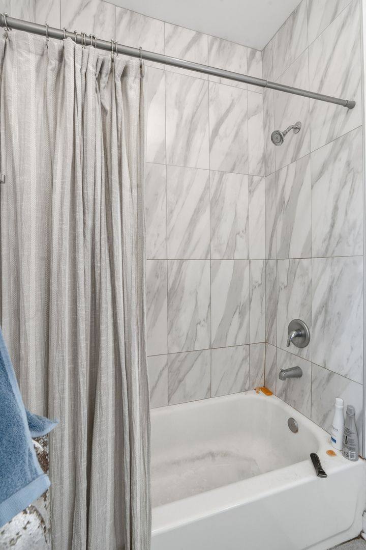 Apartment for rent at 6565 N Lakewood Ave, Chicago, IL 60626