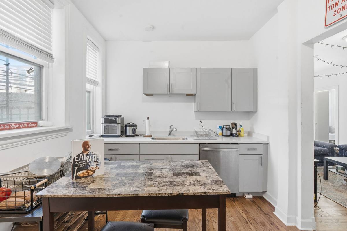 Apartment for rent at 6565 N Lakewood Ave, Chicago, IL 60626