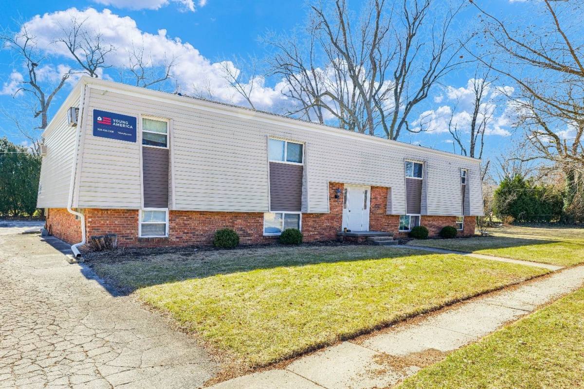 Apartment for rent at 205 W Shelbourne Dr, Normal, IL 61761