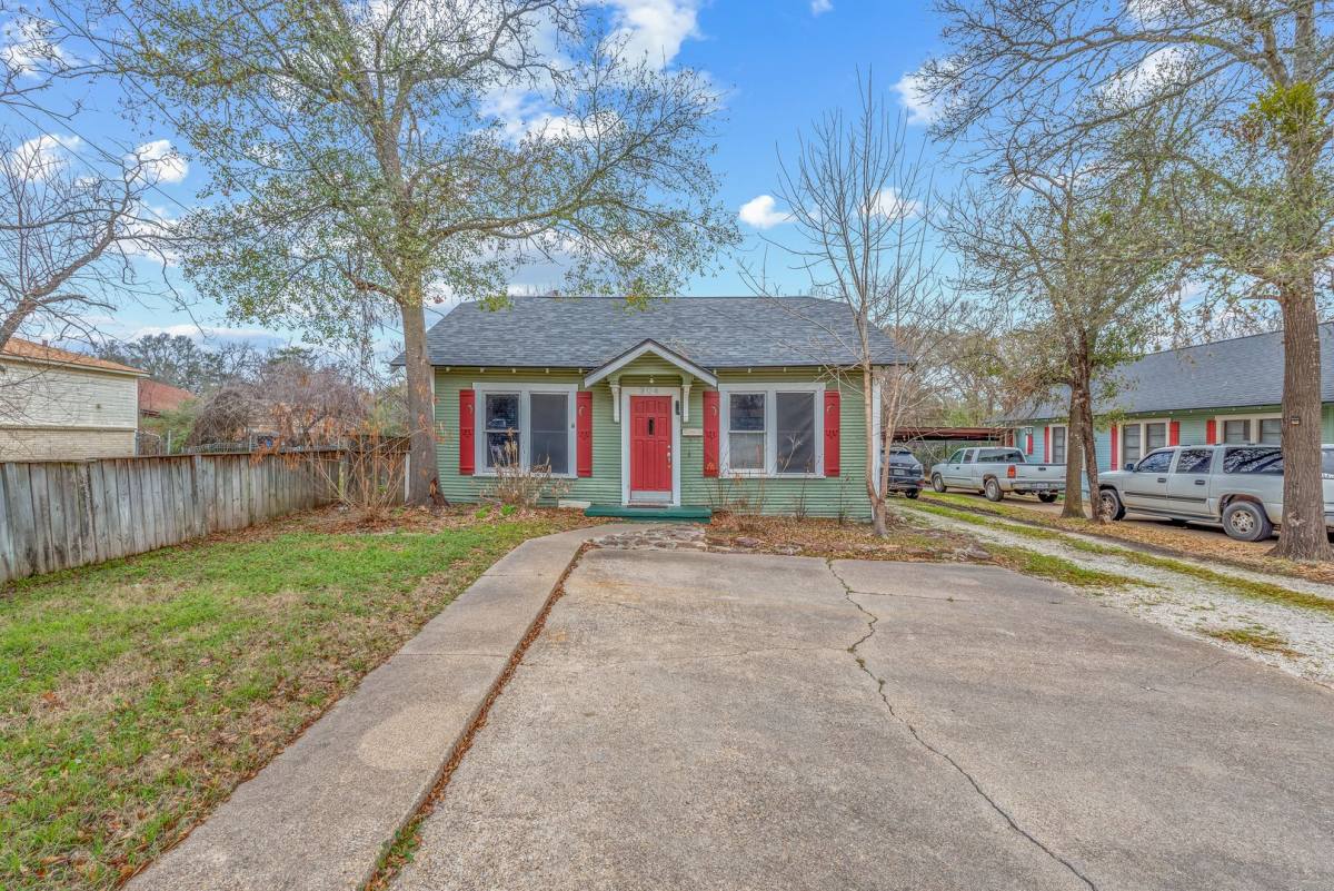 House for rent at 304 N Haswell Dr, Bryan, TX 77803