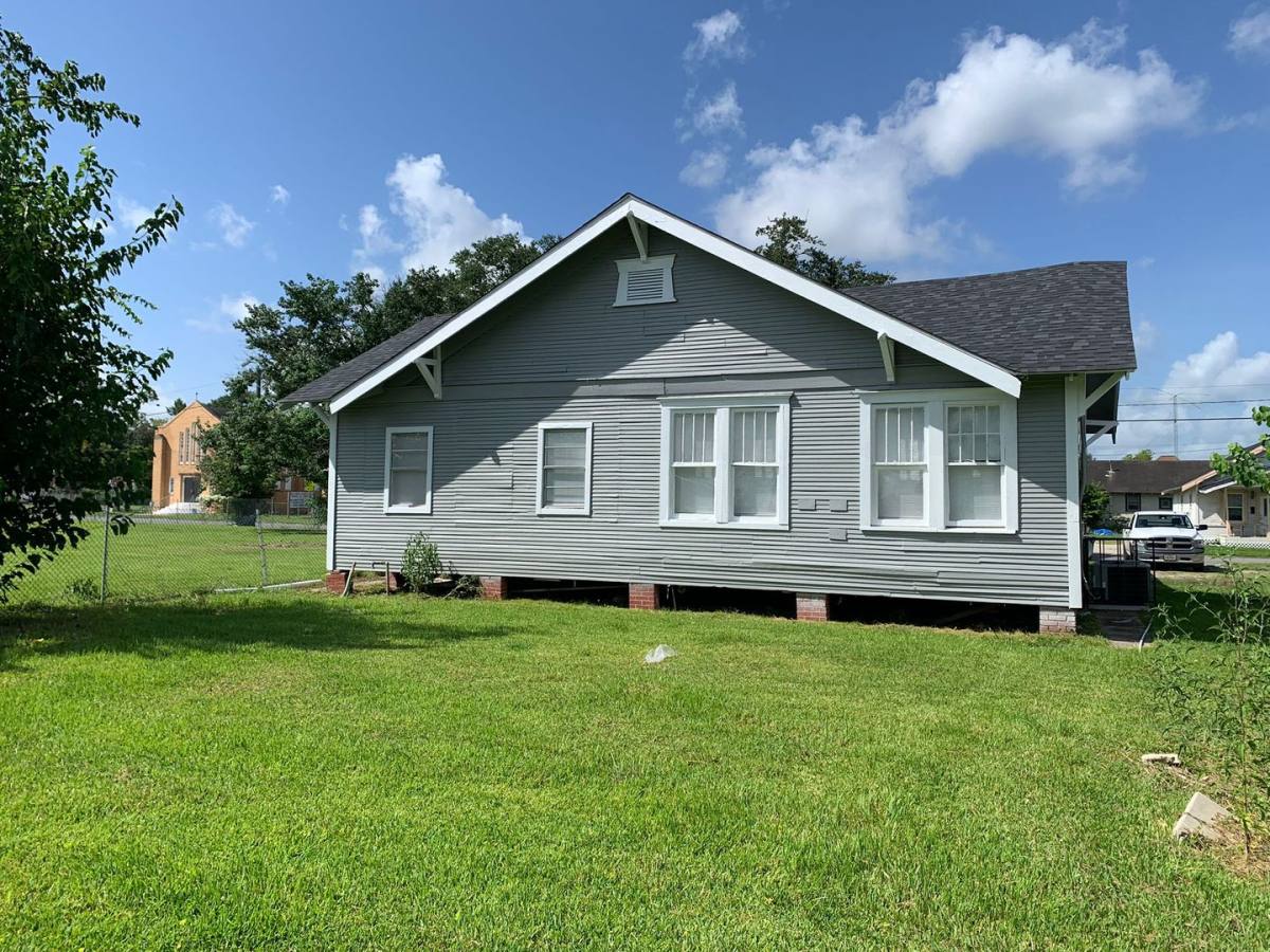 Apartment for rent at 1107 Ave A, Beaumont, TX 77701