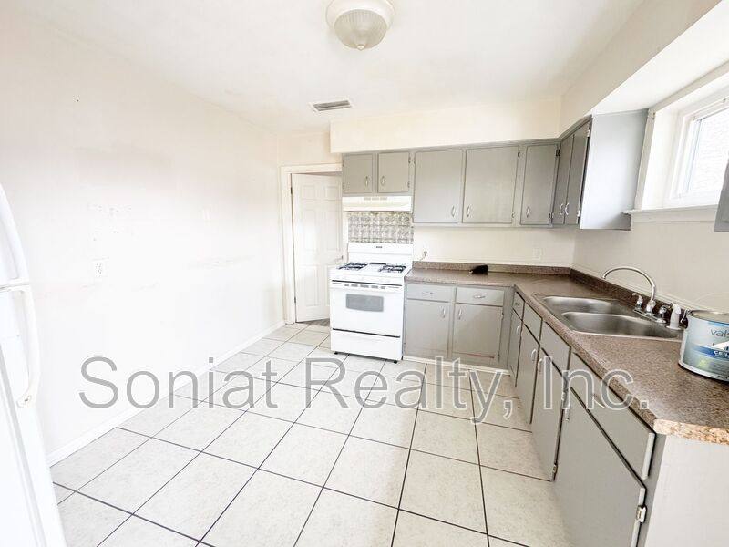Apartment for rent at 423 S Murat #A, New Orleans, LA 70119