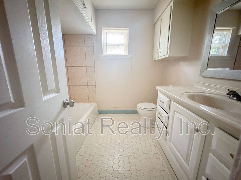 Apartment for rent at 423 S Murat #A, New Orleans, LA 70119