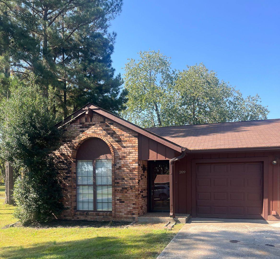 Townhouse for rent at 209 Woodbine Dr, Paducah, KY 42001