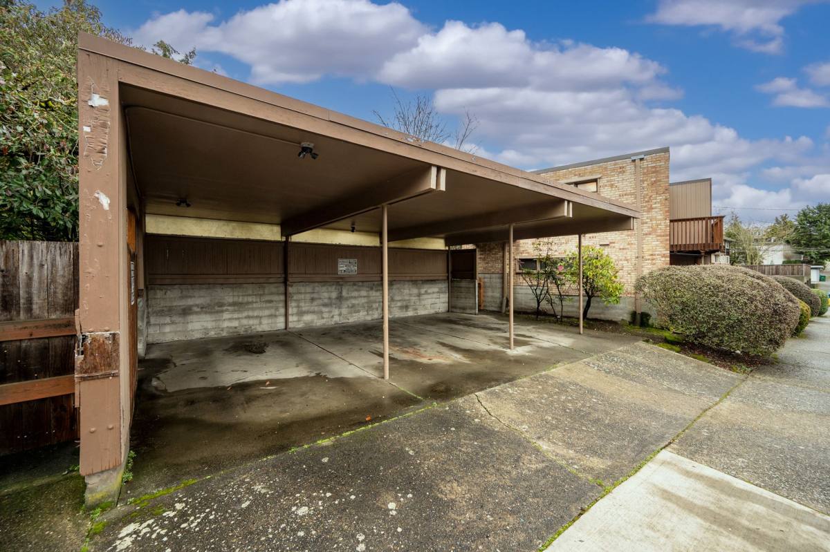Apartment for rent at 2300 NE 54th St, Seattle, WA 98105