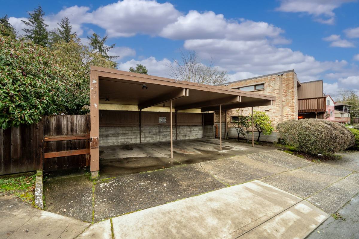 Apartment for rent at 2300 NE 54th St, Seattle, WA 98105