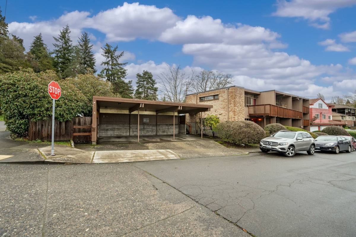 Apartment for rent at 2300 NE 54th St, Seattle, WA 98105
