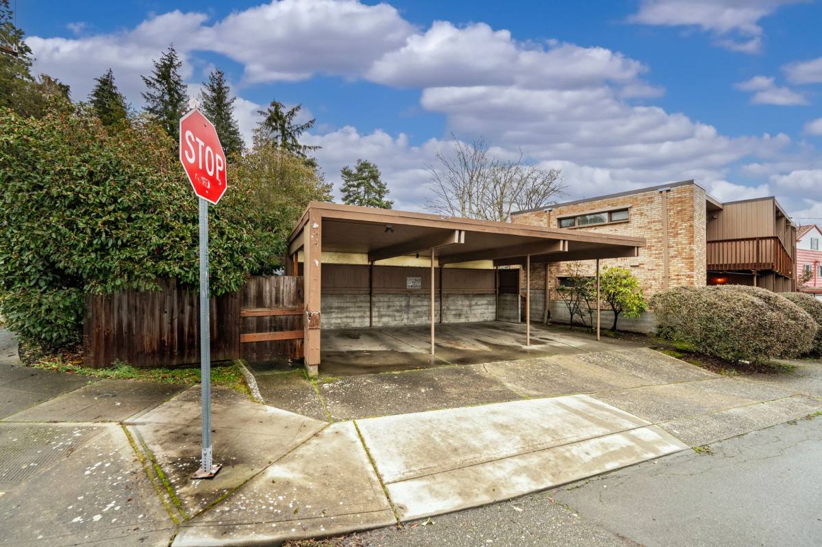 Apartment for rent at 2300 NE 54th St, Seattle, WA 98105