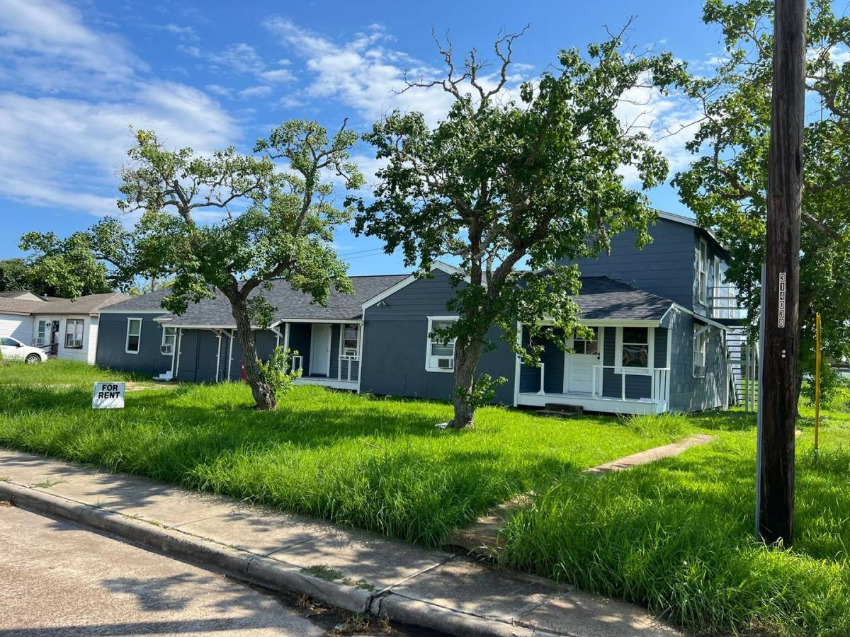 Apartment for rent at 527 W 8th St, Freeport, TX 77541