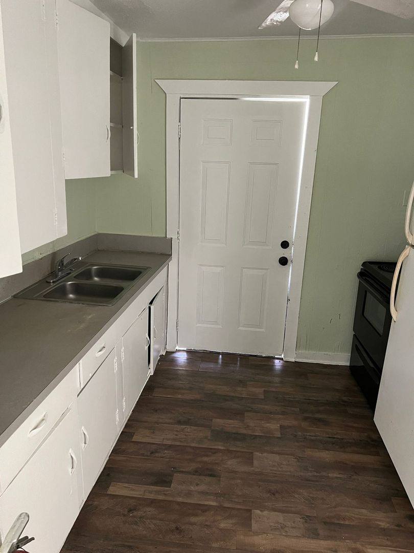 Apartment for rent at 527 W 8th St, Freeport, TX 77541