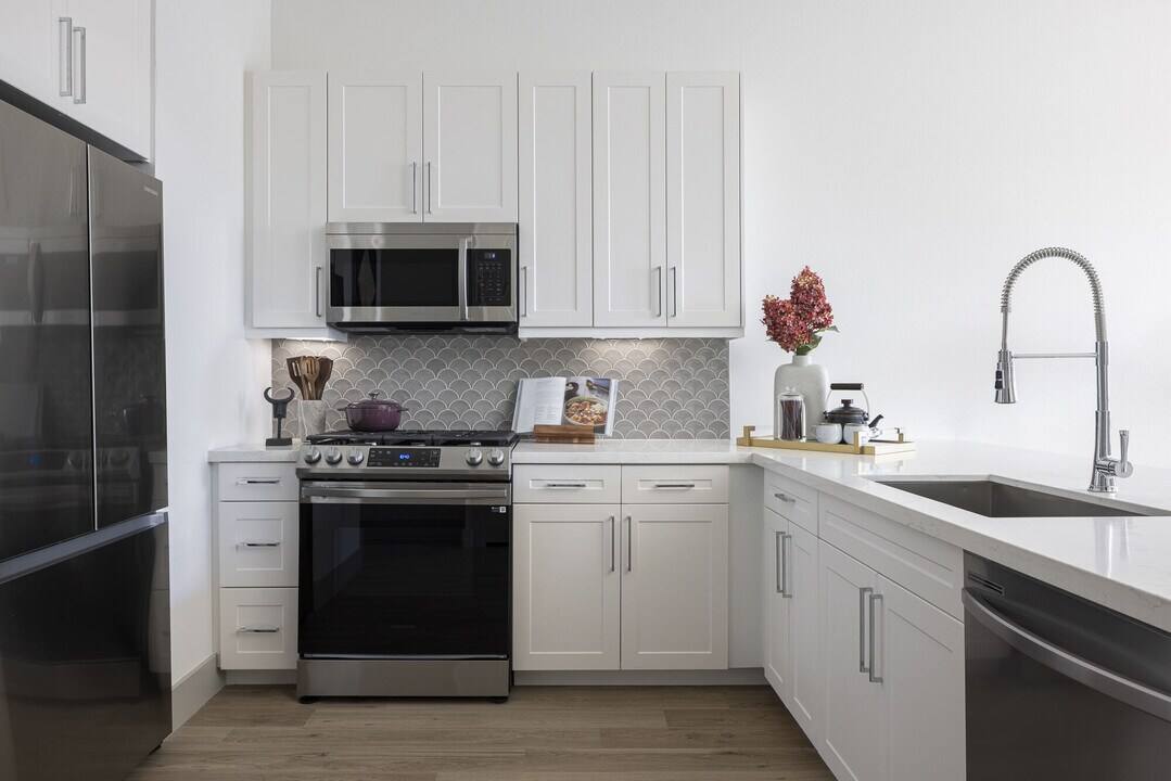 Apartment for rent at 925 W 20th St #BEH2, Houston, TX 77008