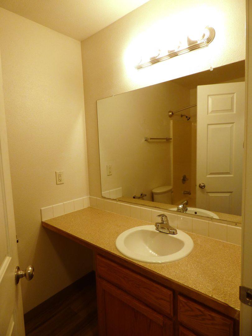 Apartment for rent at 1150 12th St NE, Salem, OR 97301