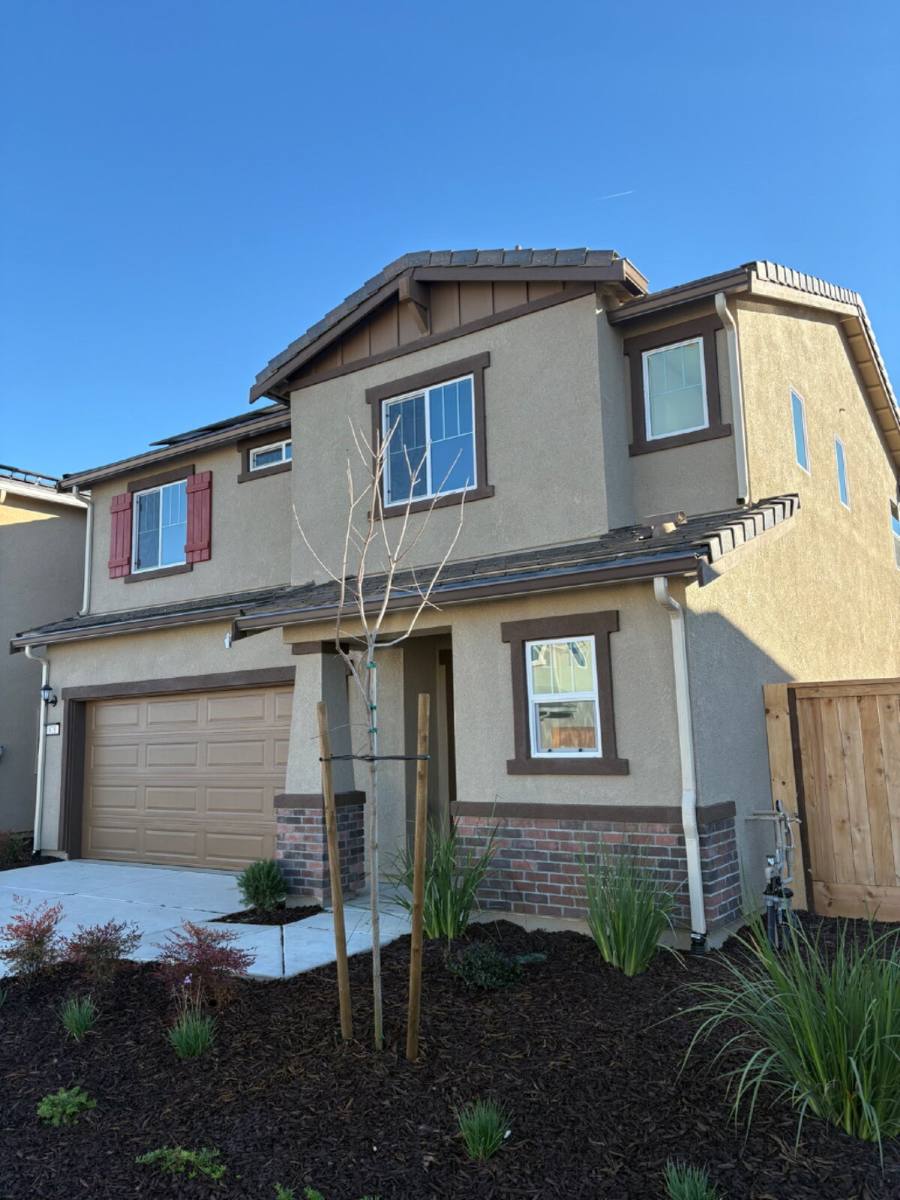 House for rent at 828 N Apricot Ave, Fresno, CA 93727