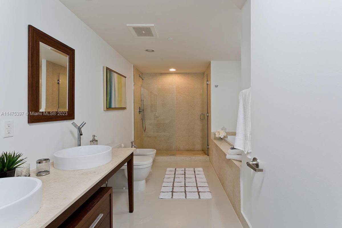 Apartment for rent at 495 Brickell Ave, Miami, FL 33131