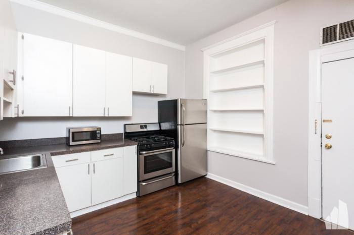 Apartment for rent at 900 W Newport #3, Chicago, IL 60657