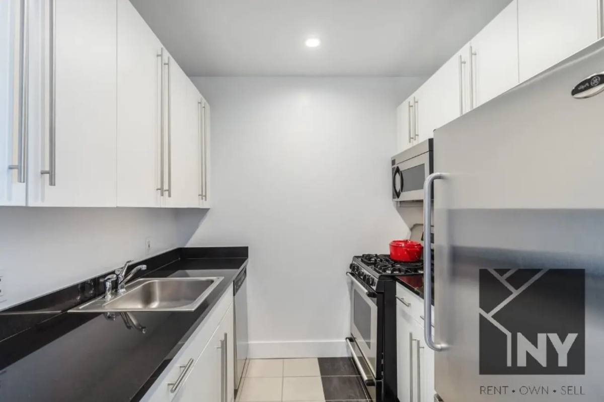 Apartment for rent at 53 W Broadway #18D, New York, NY 10007