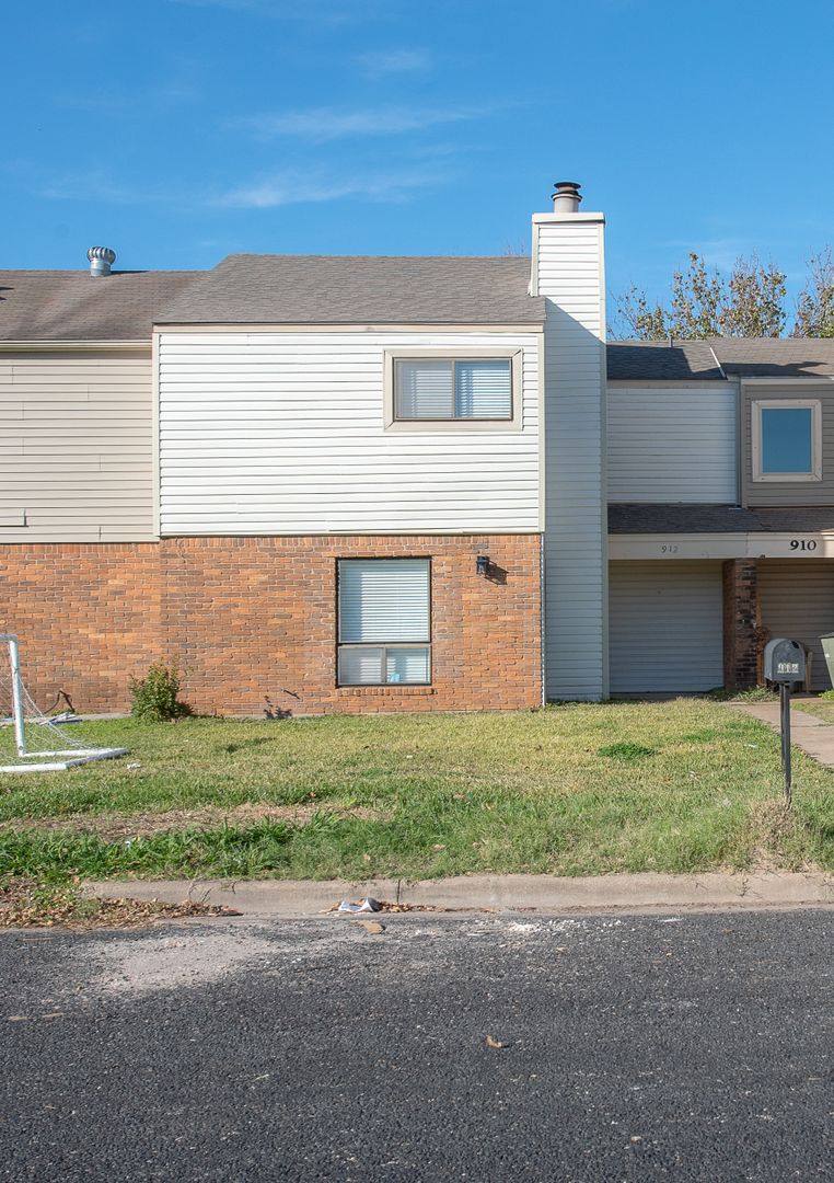 Townhouse for rent at 912 Navidad St, Bryan, TX 77801
