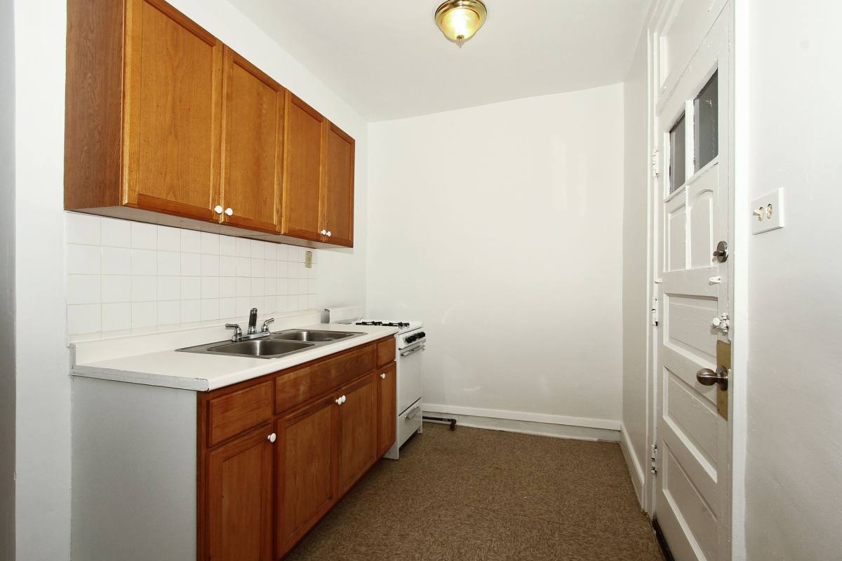 Apartment for rent at 7956 S Eberhart Ave, Chicago, IL 60619