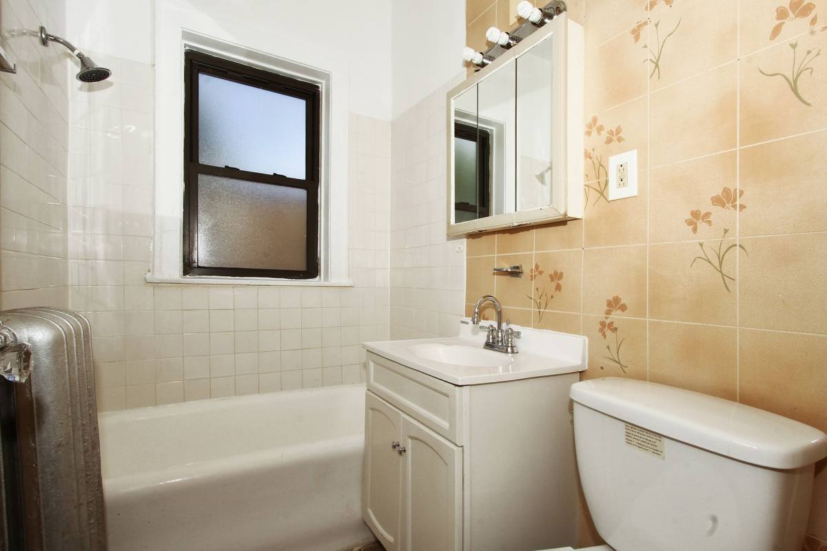 Apartment for rent at 7956 S Eberhart Ave, Chicago, IL 60619