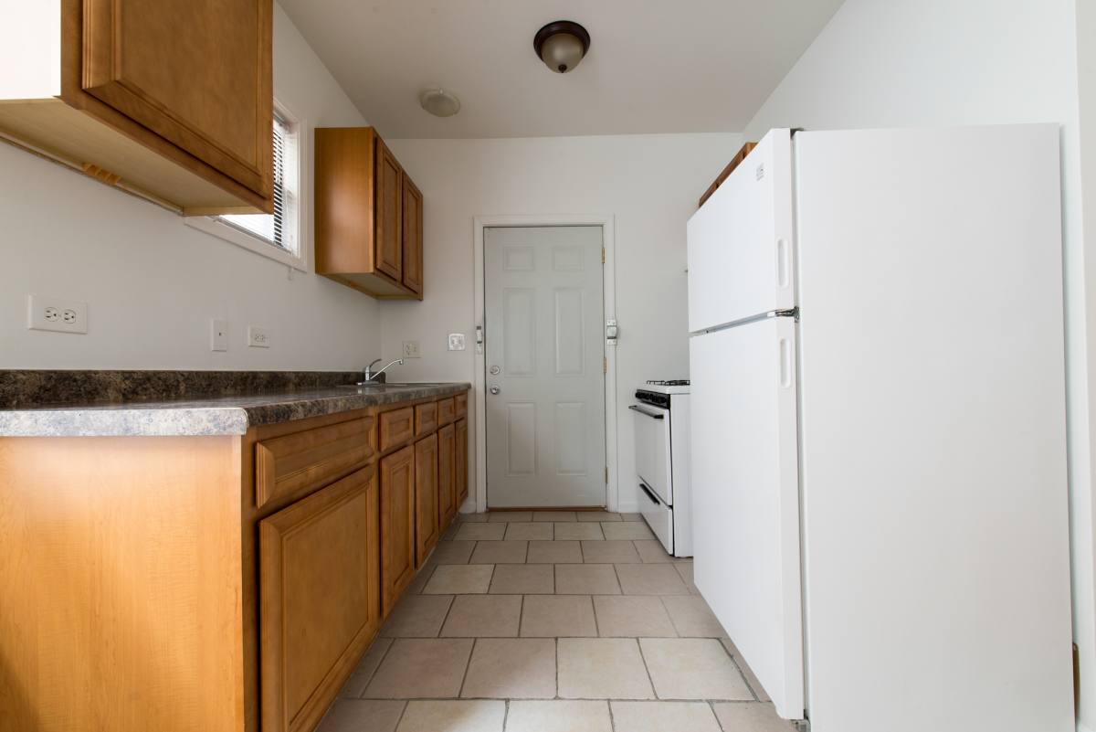 Apartment for rent at 914-918 E 82nd St, Chicago, IL 60619