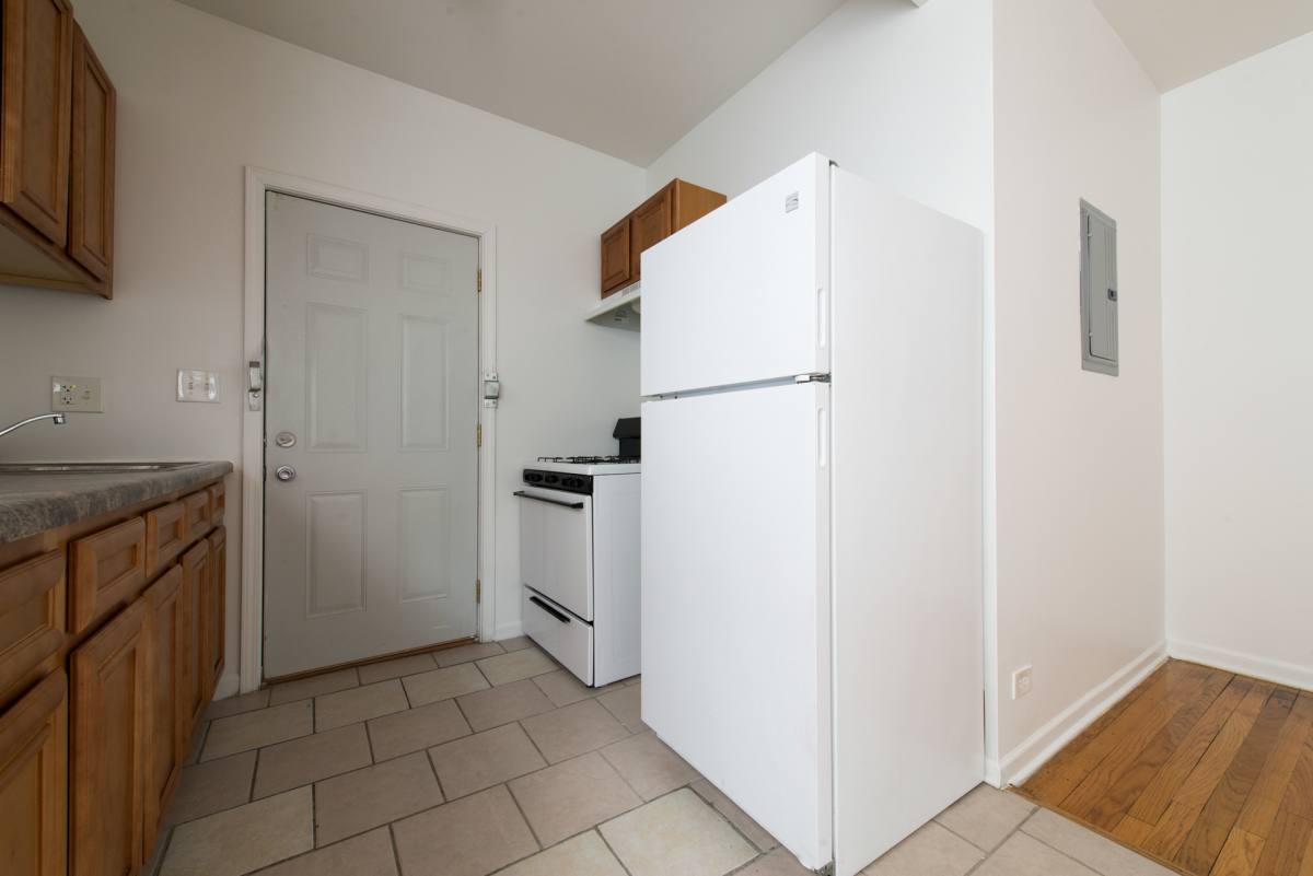 Apartment for rent at 914-918 E 82nd St, Chicago, IL 60619