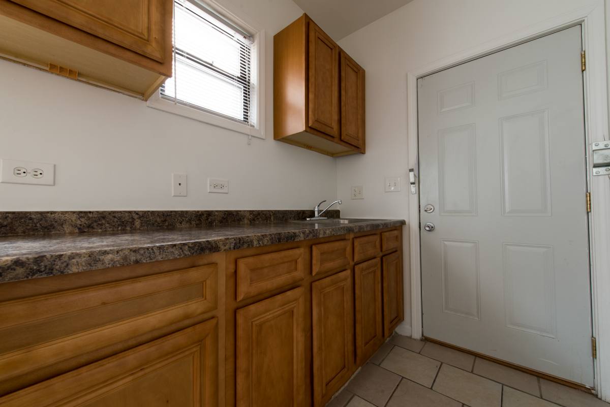 Apartment for rent at 914-918 E 82nd St, Chicago, IL 60619