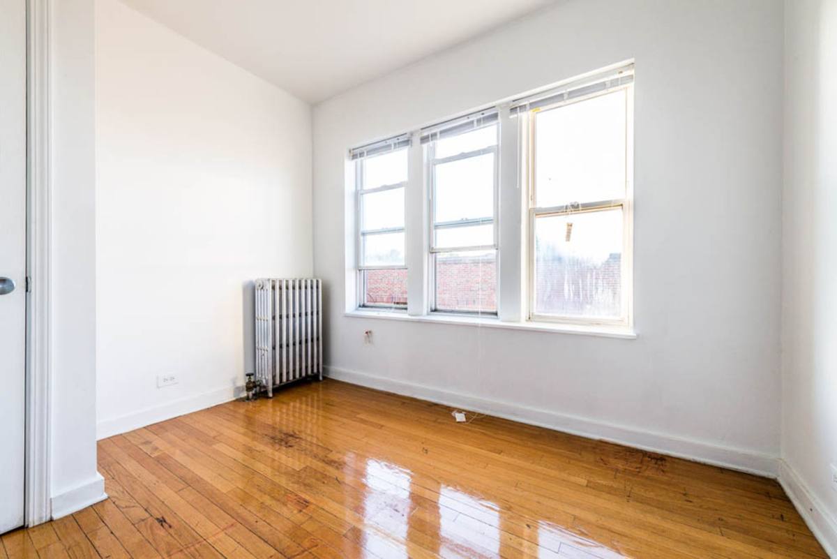 Apartment for rent at 8200-04 S Ingleside Ave, Chicago, IL 60619