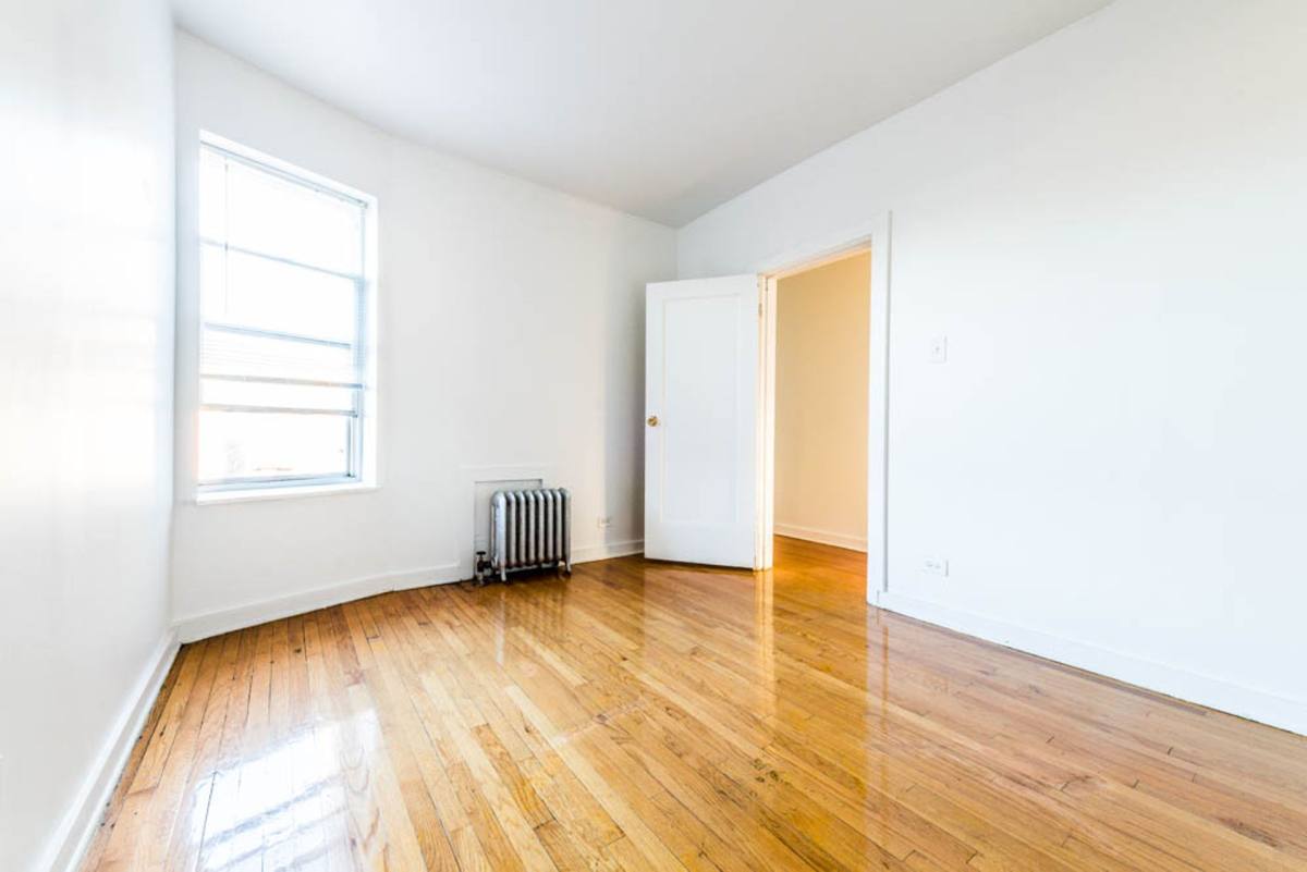 Apartment for rent at 8200-04 S Ingleside Ave, Chicago, IL 60619
