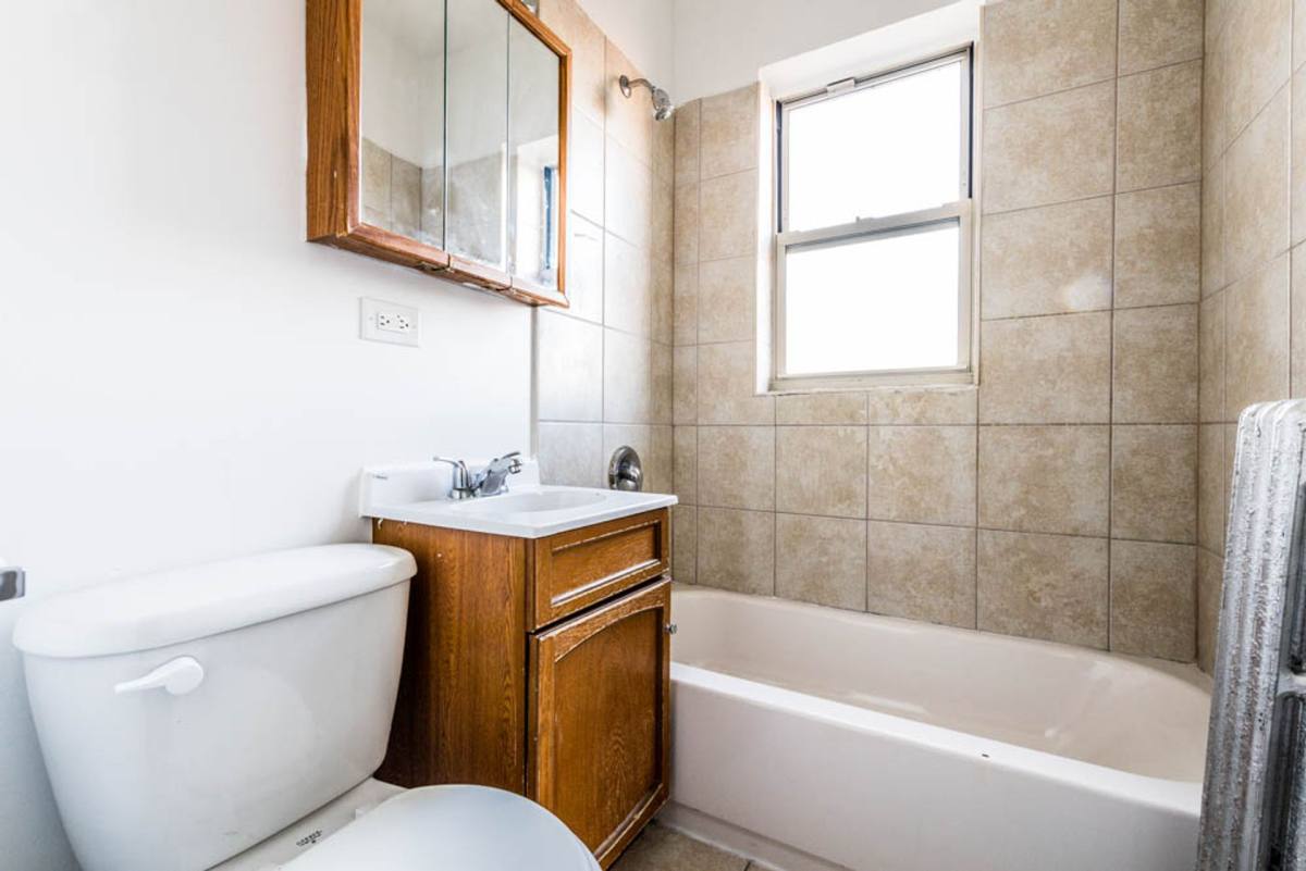 Apartment for rent at 8200-04 S Ingleside Ave, Chicago, IL 60619